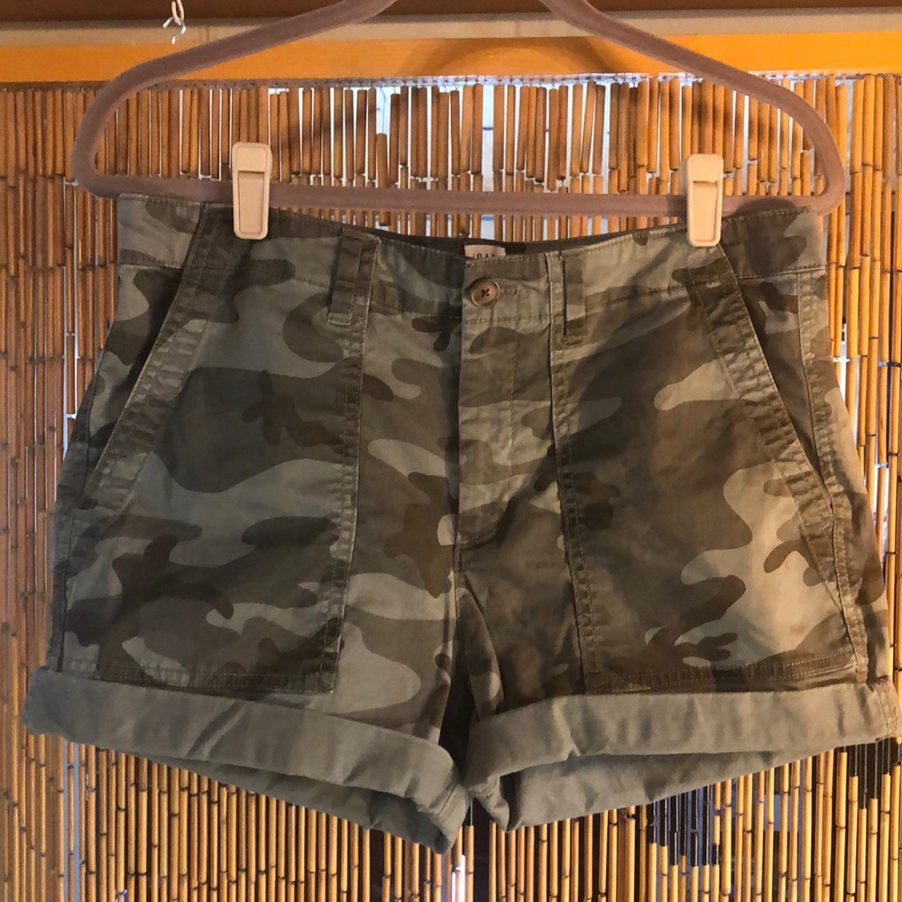 Ladies size 6 girlfriend khaki shorts from gap